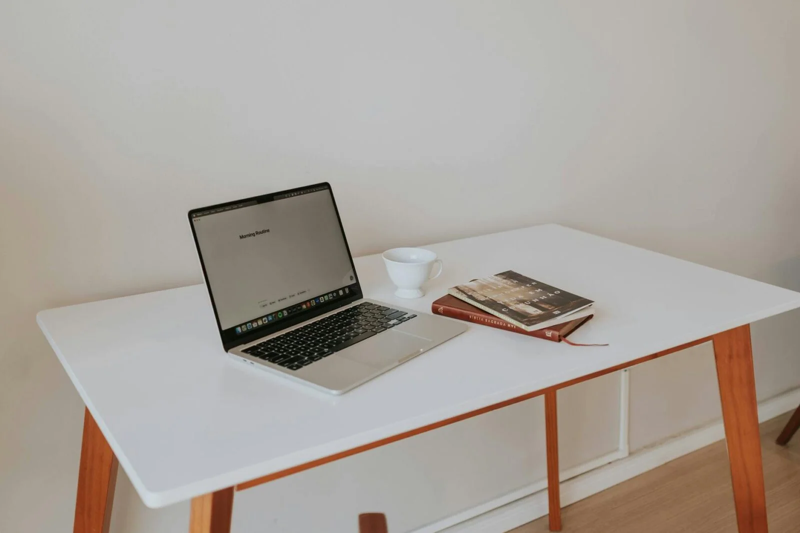 Home office w domu — jak urządzić, gdy budżet to 2 000 zł