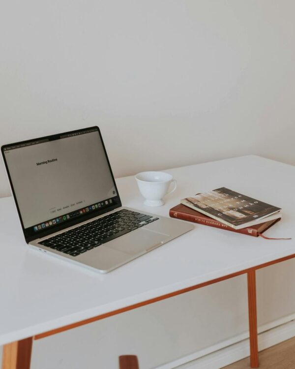 Home office w domu — jak urządzić, gdy budżet to 2 000 zł