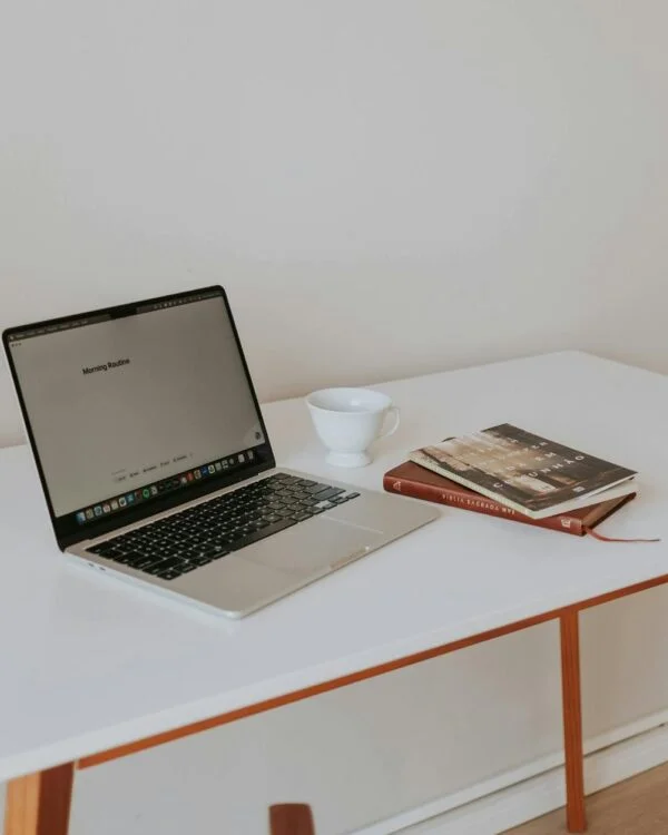 Home office w domu — jak urządzić, gdy budżet to 2 000 zł
