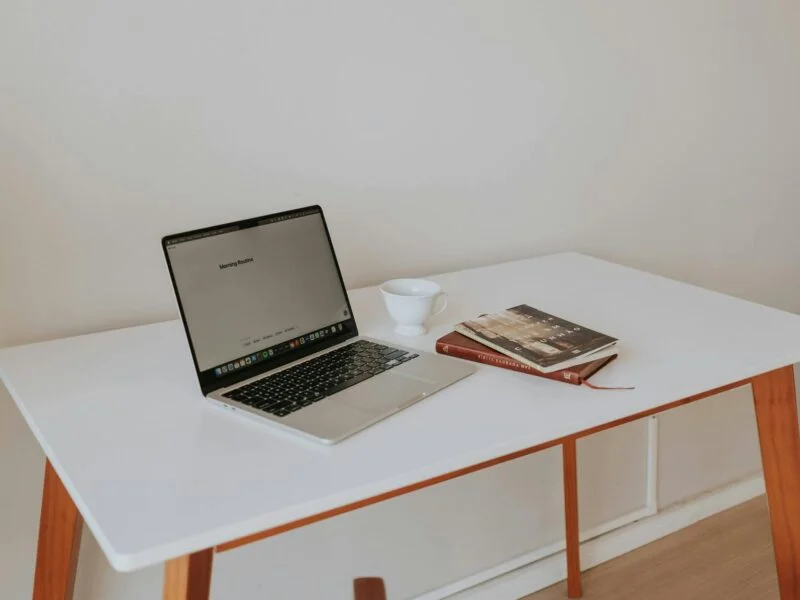 Home office w domu — jak urządzić, gdy budżet to 2 000 zł